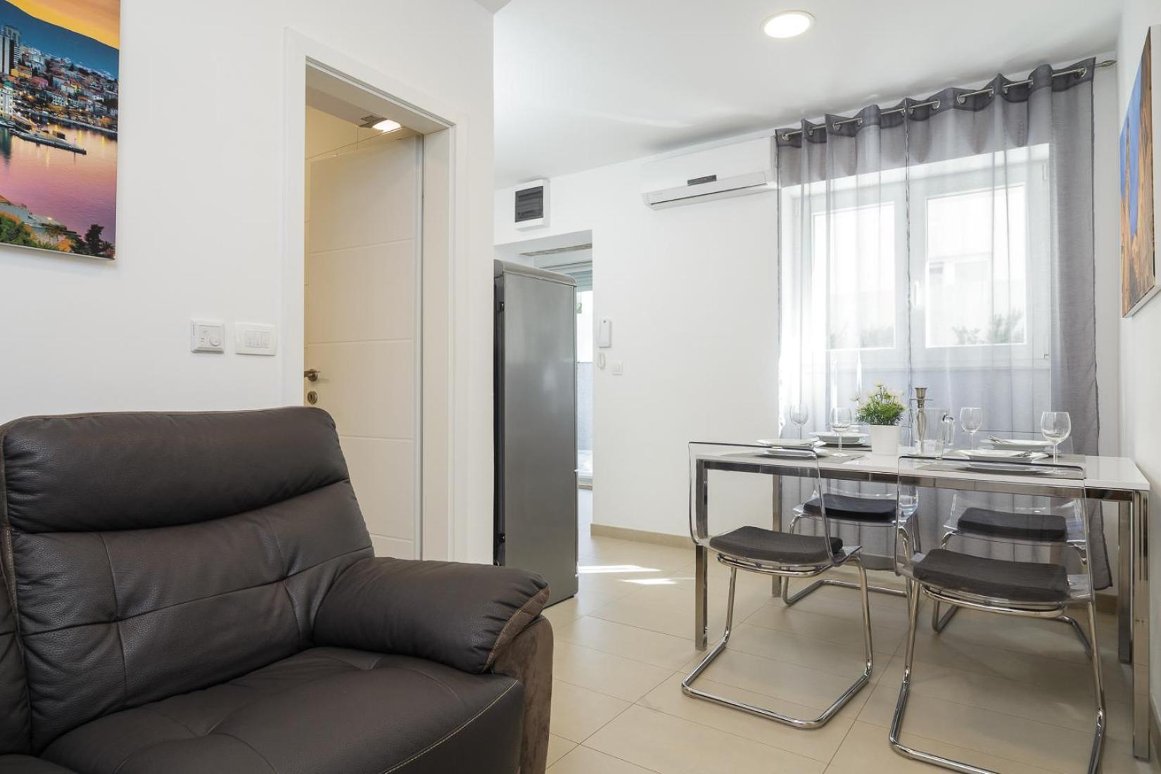 Holiday Home Aspalathos - With Free Parking, Near The Beach, A Few Minutes' Walking Distance To The Unesco Palace Split Extérieur photo